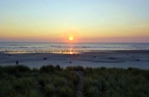 Rockaway Beach House | Tiki Escape w/Amazing Mountain and Marsh Backdrop