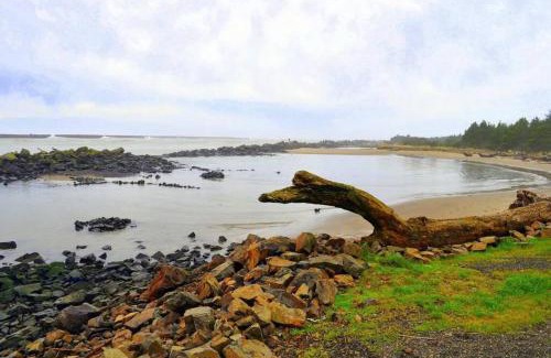 Rockaway Beach House | Tiki Escape w/Amazing Mountain and Marsh Backdrop