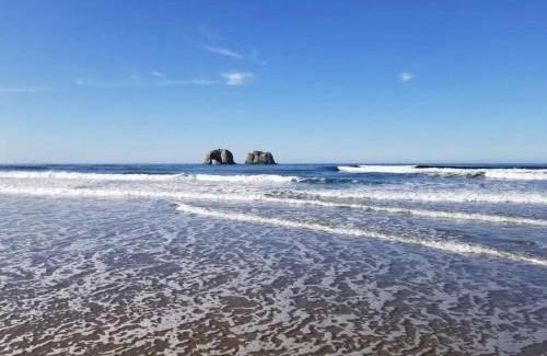 Rockaway Beach House | Tiki Escape w/Amazing Mountain and Marsh Backdrop