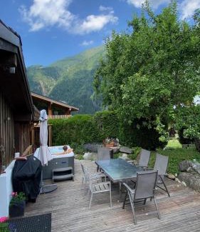 Les Bossons Ski Chalet | Tiki Lodge - hot tub & sauna