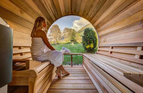 Les Bossons Ski Chalet | Tiki Lodge - hot tub & sauna