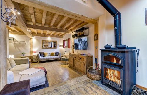 Les Bossons Ski Chalet | Tiki Lodge - hot tub & sauna
