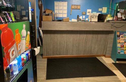 Modesto Hotel | Tiki Lodge McHenry - Downtown Modesto