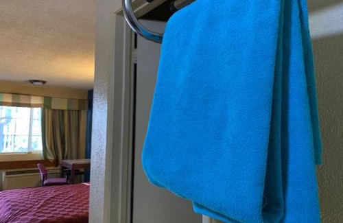 Modesto Hotel | Tiki Lodge McHenry - Downtown Modesto