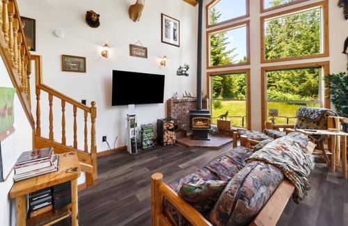 Lewis County Cabin | Tilton River Retreat | Riverside, Hot tub, Starlink