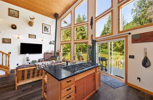 Lewis County Cabin | Tilton River Retreat | Riverside, Hot tub, Starlink