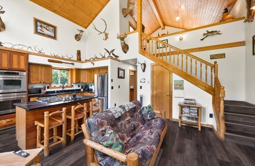Lewis County Cabin | Tilton River Retreat | Riverside, Hot tub, Starlink