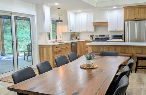 Hallsville House | Timber Cove Woodland Retreat - New 4 BR/3 BA - Hocking Hills - Hot Tub