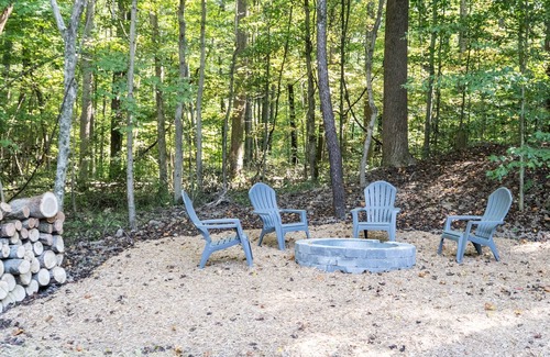 Hallsville House | Timber Cove Woodland Retreat - New 4 BR/3 BA - Hocking Hills - Hot Tub