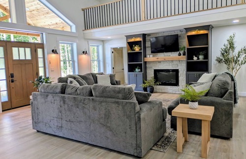 Hallsville House | Timber Cove Woodland Retreat - New 4 BR/3 BA - Hocking Hills - Hot Tub