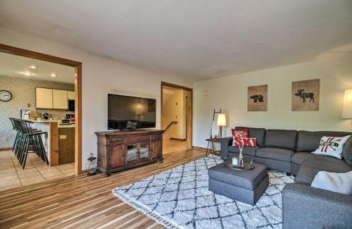 West Dover House | Timber Creek Townhome with 2 Decks and Mtn Views!