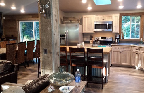 Saunders Lake Cabin | TIMBER DUNES Dune Access comfy woodland cabin