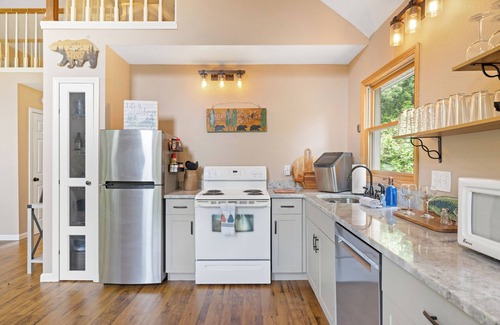 Hiawassee House | Timber Ridge Retreat - by Chatuge Home Concierge Serene Mountain Retreat with Stunning Year-Round Views | Gated Community