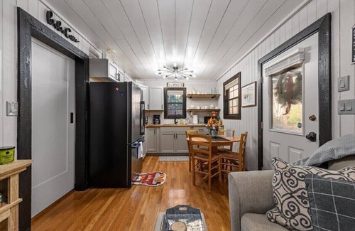 Suches Cabin | *Timber & Tin 2*Cabin|Couples Getaway|Creek|HotTub