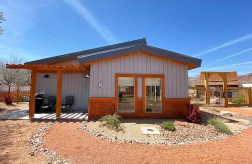 Kanab House | Timber & Tin B 1Bed 1Bath w Pool & Rooftop Deck
