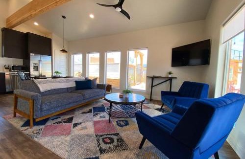 Kanab House | Timber & Tin B 1Bed 1Bath w Pool & Rooftop Deck