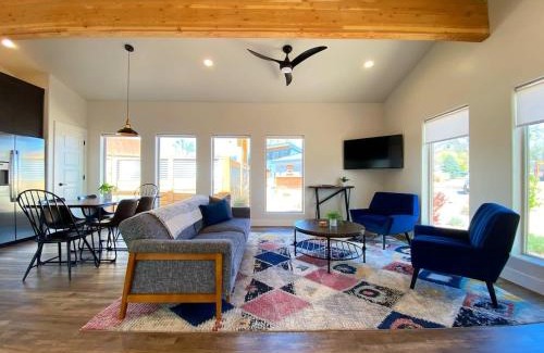 Kanab House | Timber & Tin B 1Bed 1Bath w Pool & Rooftop Deck