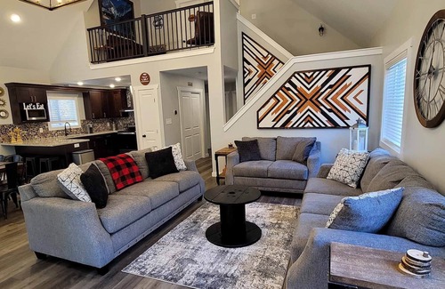 Albrightsville House | Timber Top Terrace - Lux 6 BR w/Hot Tub