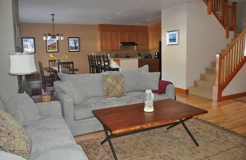 Mammoth Lakes House | Timbers Pet-Friendly Luxury Townhouse on the 18th hole
