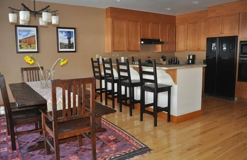 Mammoth Lakes House | Timbers Pet-Friendly Luxury Townhouse on the 18th hole
