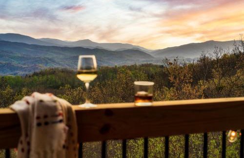 Pittman Center Ski Chalet | Timberwolf - Luxe 5 Star Retreat- September Deal-Game Rm-PS5-FirePit-Hot Tub