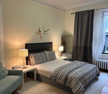 Midtown West House | TIME SQUARE 42nd Street Private Room