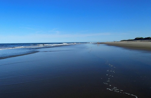 Virginia Beach Condo | Timeless 3-bedroom oceanfront condo featuring modern comforts and quiet location