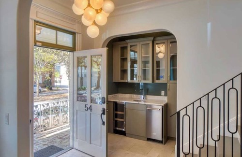 Hitch Village - Fred Wessels Homes Villa | Timeless Lux Villa - with Parking & Walk to River Street