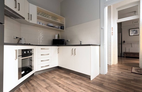 Launceston CBD Apartment | Timeless Treasure: Near the City Centre & WiFi