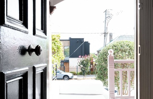 Launceston CBD Apartment | Timeless Treasure: Near the City Centre & WiFi