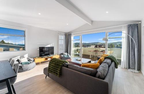 Taupo House | Timeout @ Taupo - Lake Views