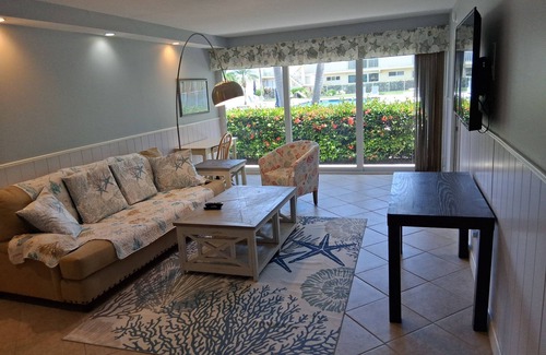 Old Naples Condo | Tin City Condo walk to downtown bike to beach 2/2