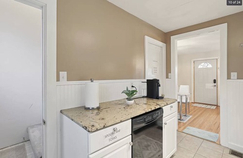 Champaign House | Tiny and cozy home in the heart of Champaign. Free Parking and Pet Friendly!