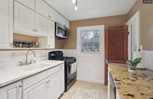 Champaign House | Tiny and cozy home in the heart of Champaign. Free Parking and Pet Friendly!