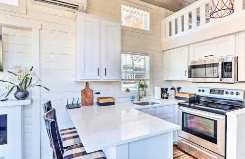 Morganton House | Tiny Home Retreat with Fire Pit about 3 Mi to Lake!