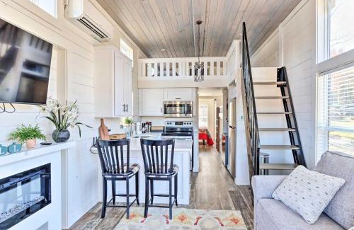 Morganton House | Tiny Home Retreat with Fire Pit about 3 Mi to Lake!