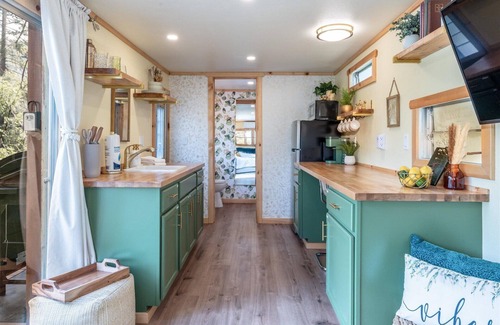 Oakhurst House | Tiny home with spa/firepit/and more!