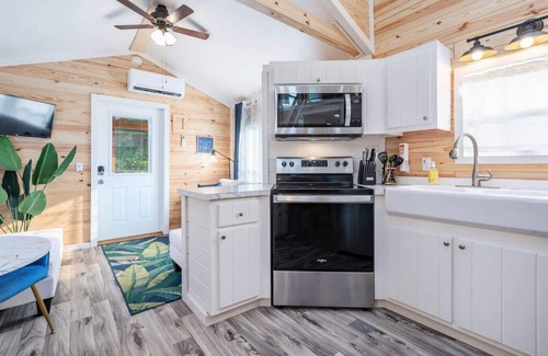 Guntersville Cottage | Tiny House Cabin w/Private Firepit + Boat Parking Mins to Boat Ramps
