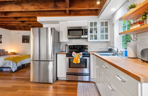 Sabin House | Tiny House in Alameda/Alberta Arts ~ Dog Friendly