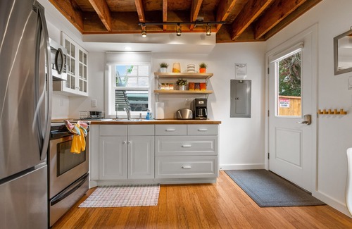 Sabin House | Tiny House in Alameda/Alberta Arts ~ Dog Friendly