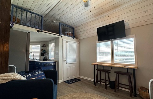 Lyman Cabin | Tiny house on Lyman Lake with hot tub