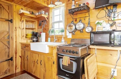 Fleetwood House | Tiny House on Top of a Hill: SPECTACULAR VIEWS!