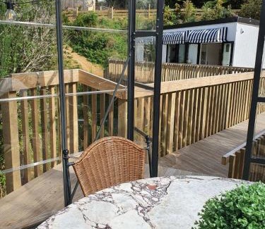 Lower Hutt House | Tiny house with greenhouse dining