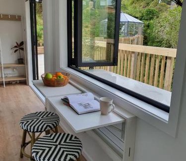 Lower Hutt House | Tiny house with greenhouse dining