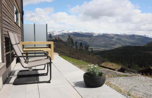 Voss House | Tiny mountain cabin with a panoramic view