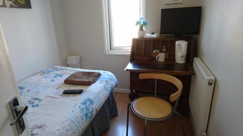 Harlington House | Tiny Single shared bathroom Room ssbyr