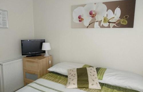 Harlington House | Tiny Single shared bathroom Room ssbyr