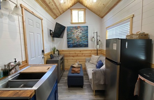 Kingston Cottage | Tiny Texoma cabin, big fall vibes & cozy fireside