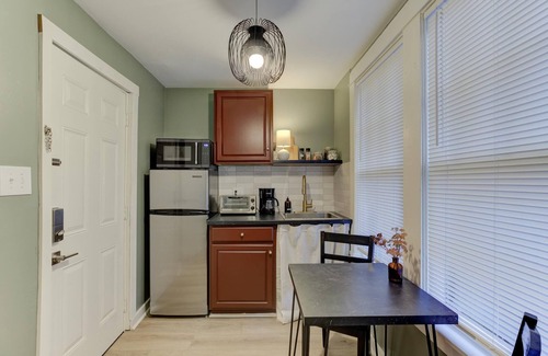 Midtown Apartment | Tiny Trendy Traveler's Studio in Historic Midtown!