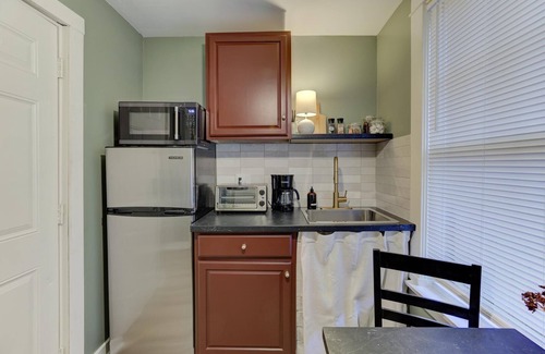 Midtown Apartment | Tiny Trendy Traveler's Studio in Historic Midtown!